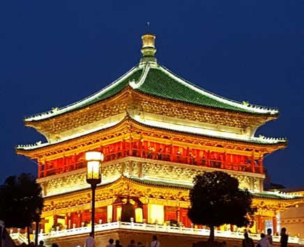 Farbenprächtiger Glockenturm von Xi'an vor dem Abendhimmel 